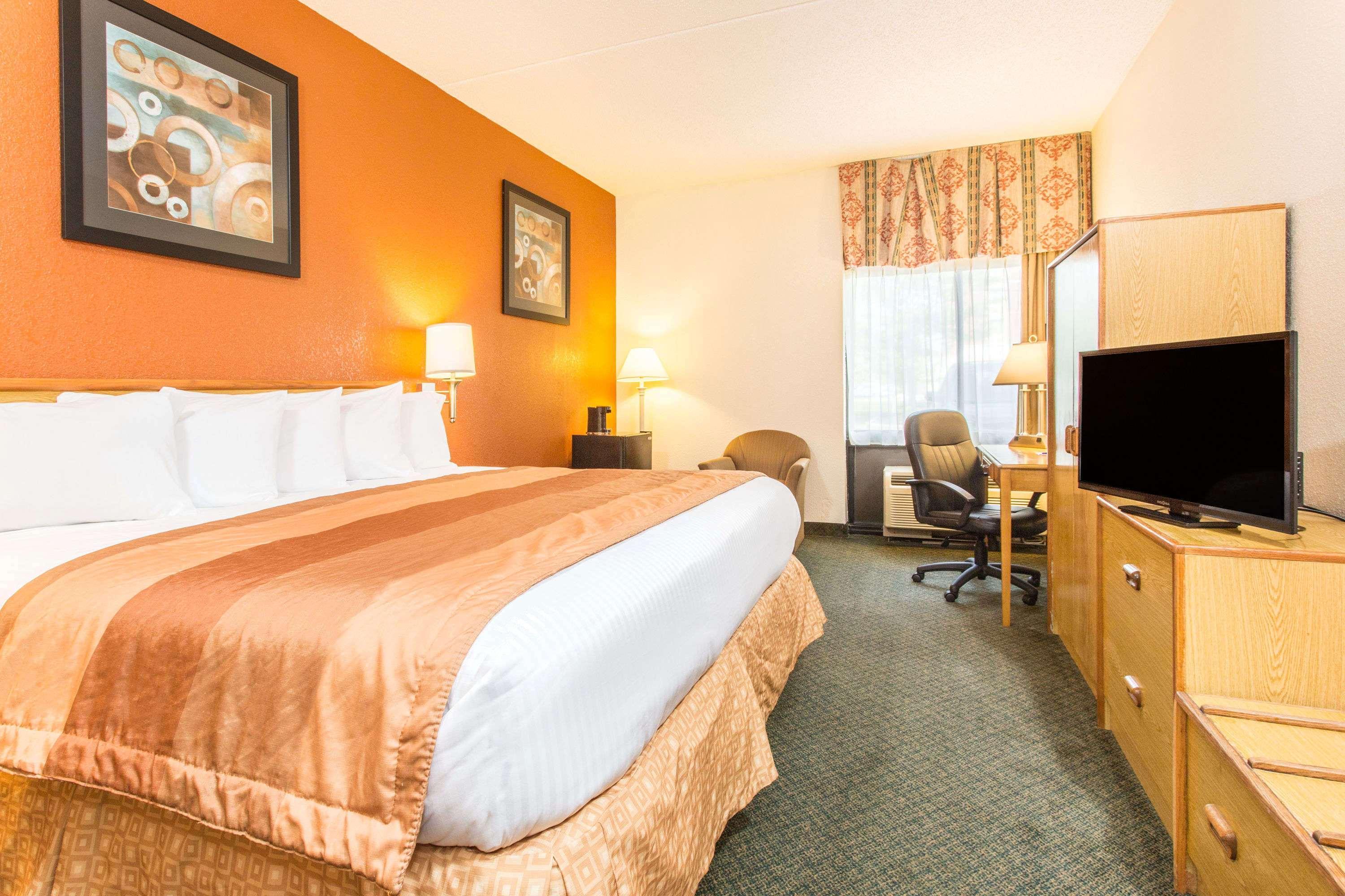 Baymont By Wyndham Cincinnati شارونفيل المظهر الخارجي الصورة